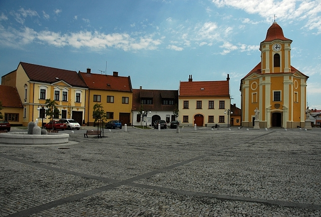 Sousoší Panny Marie na Bartolomějském náměstí